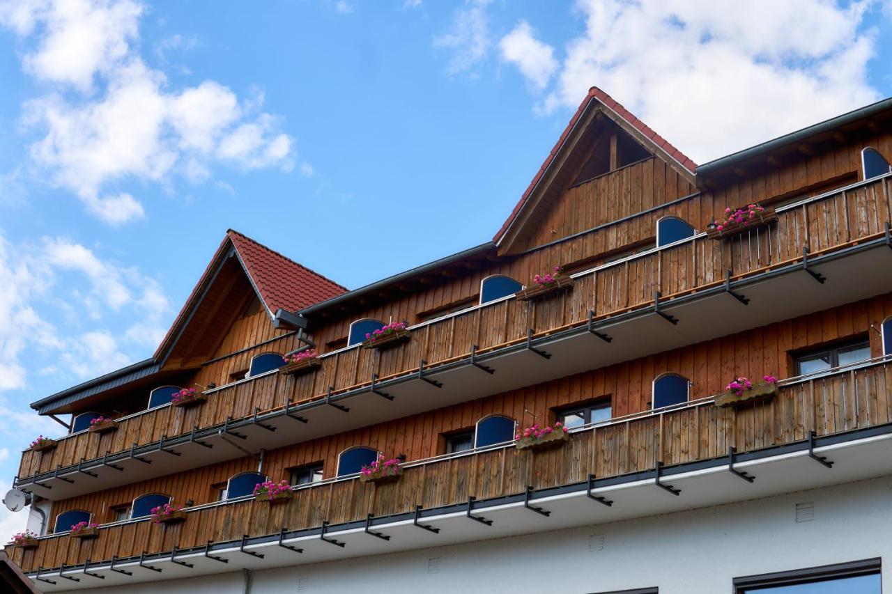 Landgasthof 'Zur Quelle' Wächtersbach Exterior foto